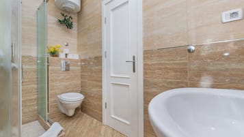 Apartamento Deluxe, 1 habitación | Baño | Ducha, secador de pelo, toallas y jabón