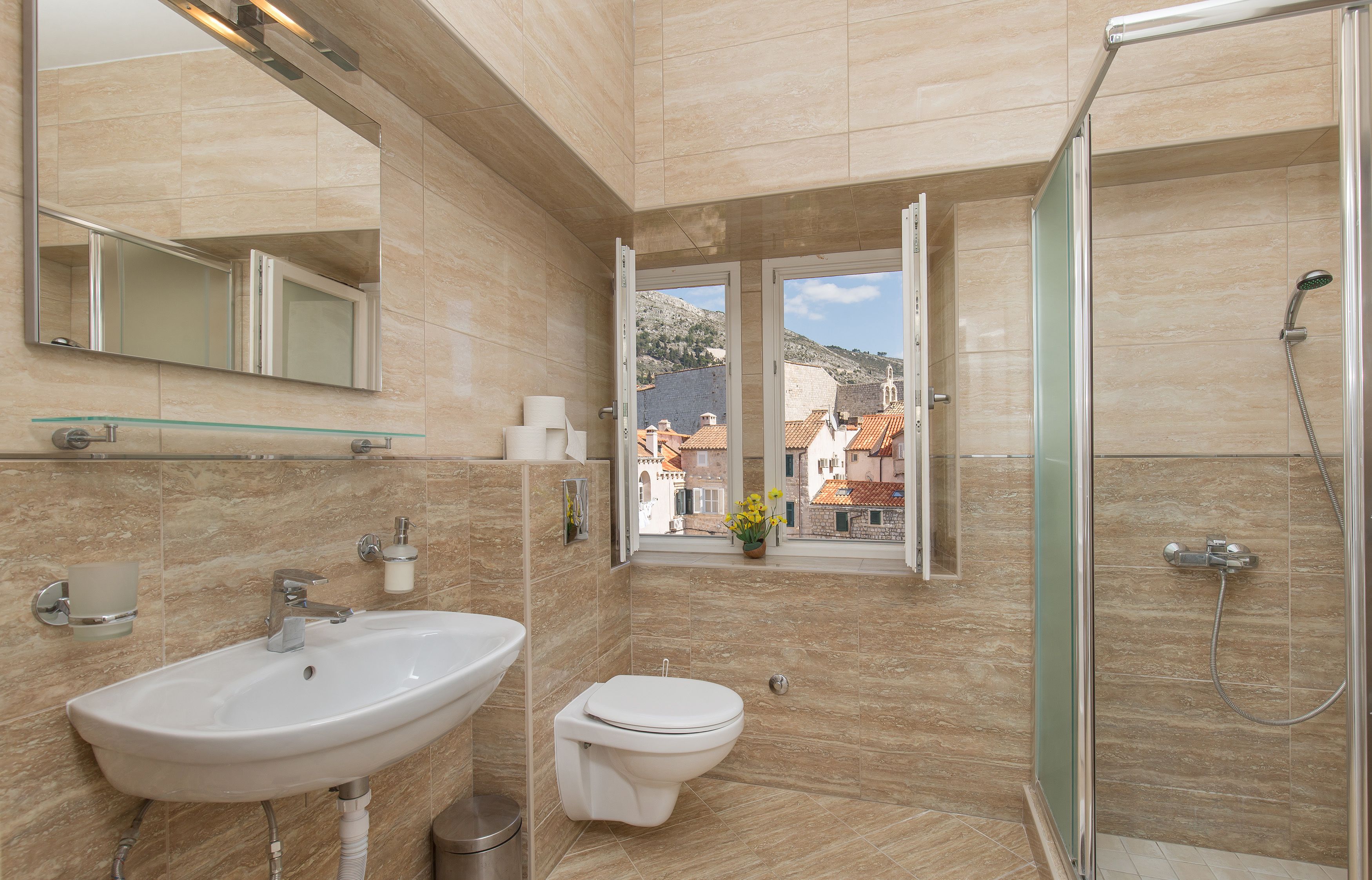 Klassieke studio | Badkamer | Een douche, een haardroger, handdoeken, zeep