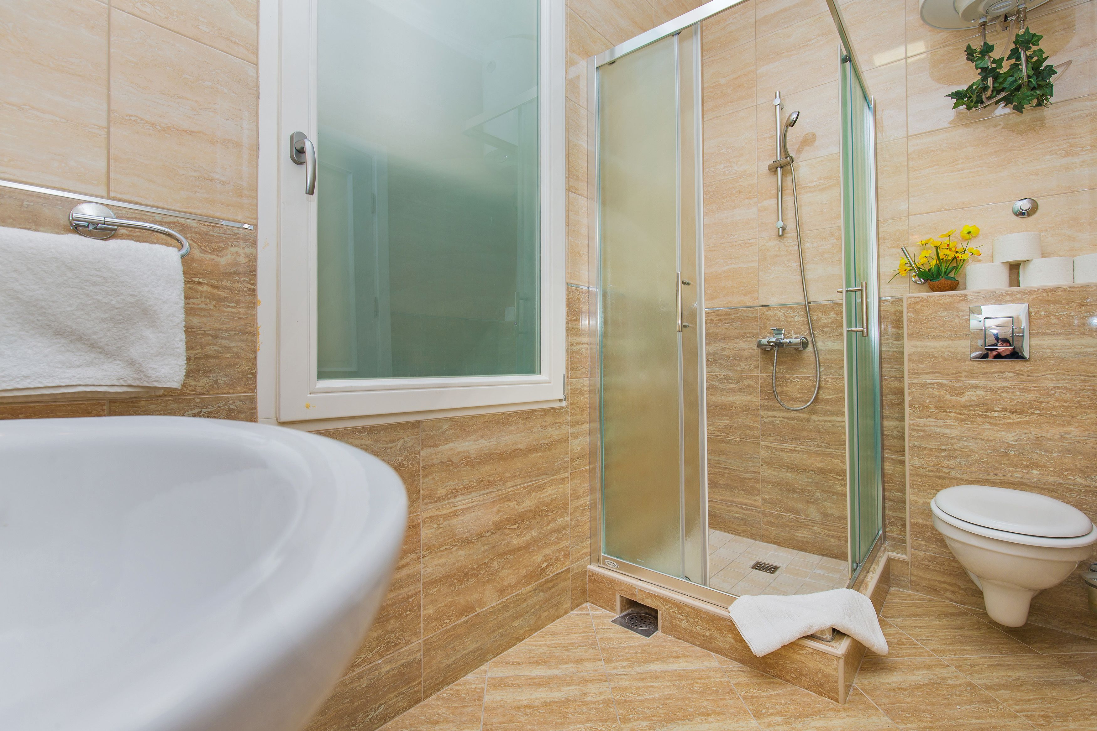 Deluxe Apartment, 1 Bedroom | Bilik Mandi | Pancuran mandi, pengering rambut, tuala disediakan, sabun 