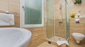 Deluxe-lejlighed - 1 soveværelse | Badeværelse | Bruser, hårtørrer, håndklæder, Sæbe
