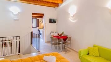 Studio, 1 soverom (Vania C) | Oppholdsområde | En 14-tommers Flatskjerm-TV med digitale kanaler samt TV