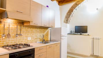 Apartment, 1 Schlafzimmer (vania A) | Eigene Küche | Kühlschrank, Ofen, Herdplatte, Wasserkocher