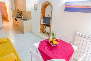 Apartment, 1 Bedroom (Vania B) | In-room dining - Case Vacanze Zio Pasquale (Cefalù)