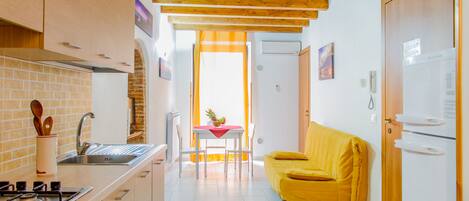 Leilighet, 1 soverom (Vania B) | Oppholdsområde | En 14-tommers Flatskjerm-TV med digitale kanaler samt TV