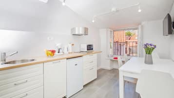 Comfort Apartment | Private kitchen | Fridge, microwave, oven, stovetop