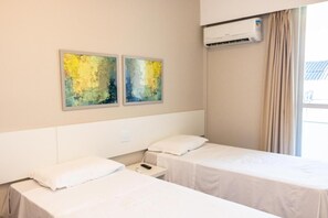 Minibar, bureau, rideaux occultants, fer et planche à repasser