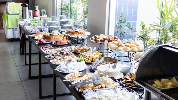 Un bufé con diversos alimentos y utensilios.