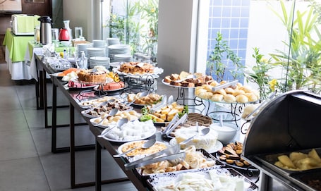 Sudah termasuk sarapan prasmanan setiap hari