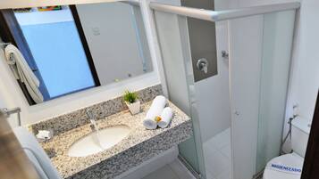 Ducha, artículos de tocador gratuitos, secador de pelo, toallas