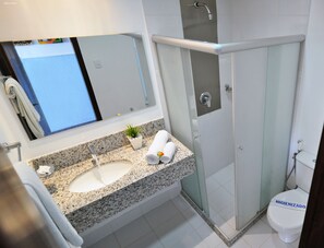 Ducha, artículos de tocador gratuitos, secador de pelo, toallas