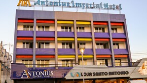 El exterior del Hotel Imperial Antonius, con una fachada colorida y varios balcones.
