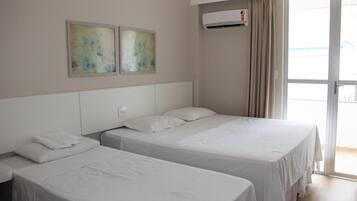 Frigobar, escrivaninha, cortinas blackout, ferros/tábuas de passar roupa