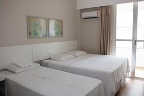 Minibar, escritorio, cortinas blackout y tabla de planchar con plancha 