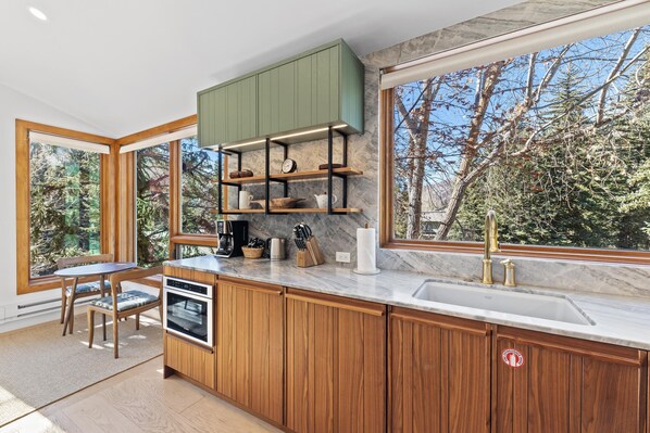 Fridge, oven, stovetop, coffee/tea maker