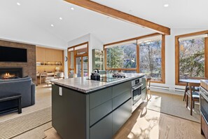 Refrigerador, horno, parrilla de estufa y cafetera y tetera 