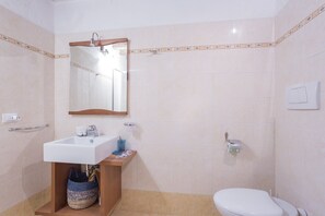 Appartement, 1 chambre | Salle de bain | Douche, articles de toilette gratuits, sèche-cheveux, bidet