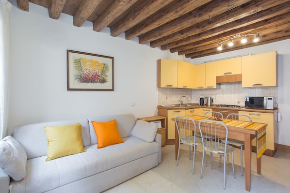 Appartement, 1 chambre | Coin séjour | Télévision à écran plat
