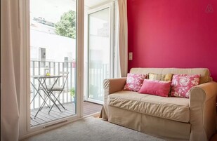 Estudio Confort | Zona de estar | Una televisión de pantalla plana