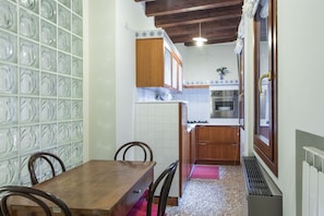 Apartamento urbano, 1 quarto | Opções para refeição no quarto