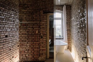 Apartment (2) | Bathroom | Slippers, towels, soap, toilet paper - Kranich Hotel (Saal)
