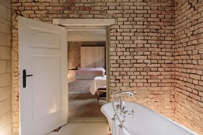 Apartment (6) | Badezimmer | Hausschuhe, Handtücher, Seife, Toilettenpapier