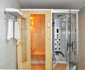 Apartamento, sauna seca | Banheiro | Produtos de toalete grátis, secador de cabelo, roupões de banho 