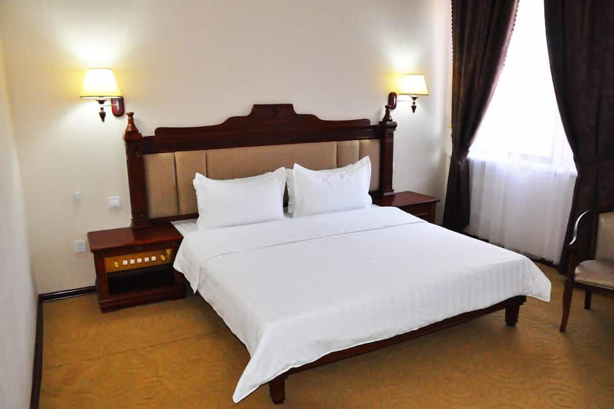 Junior Suite | In-room safe, desk, soundproofing, iron/ironing board (on request)