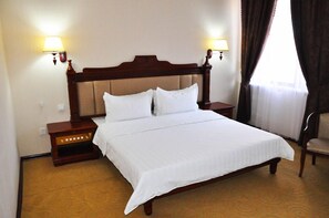 Junior-Suite | Zimmersafe, Schreibtisch, schallisolierte Zimmer, Bügeleisen/Bügelbrett