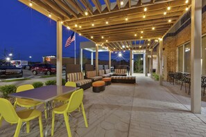 Terrace/patio - Home2 Suites By Hilton West Bloomfield Detroit (West Bloomfield)