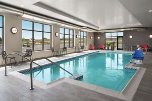 Indoor pool, sun loungers