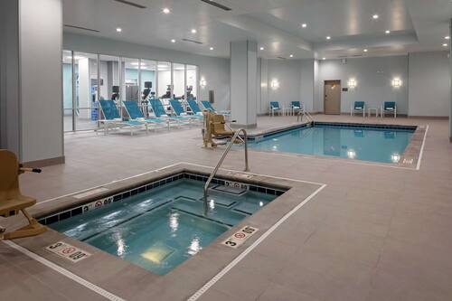 Piscine couverte, accÚs possible de 06 h 00 à 22 h 00, chaises longues