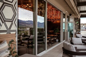 Breakfast and dinner served