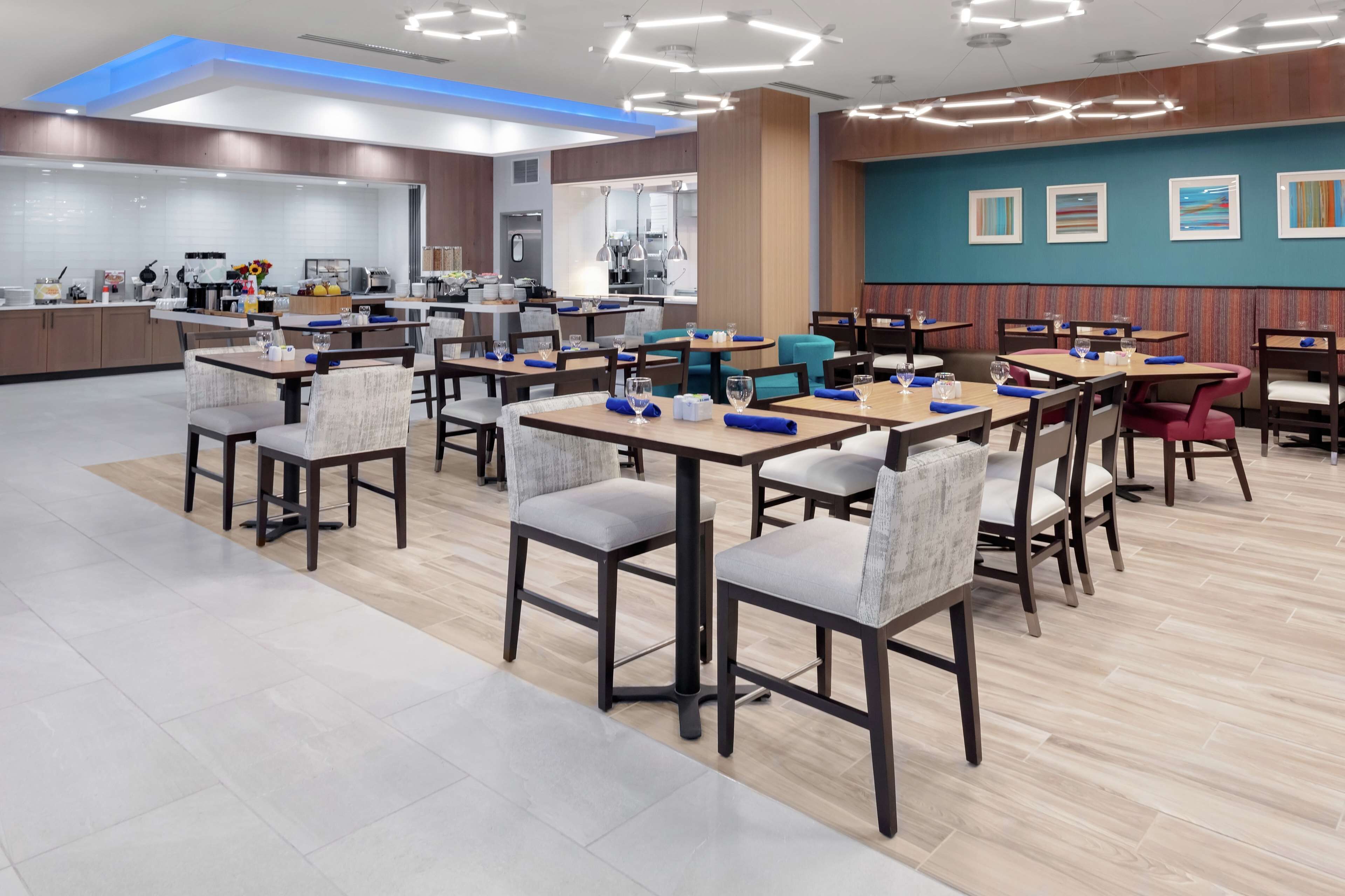 Bữa sáng buffet hàng ngày (18.00 USD/mỗi người) 