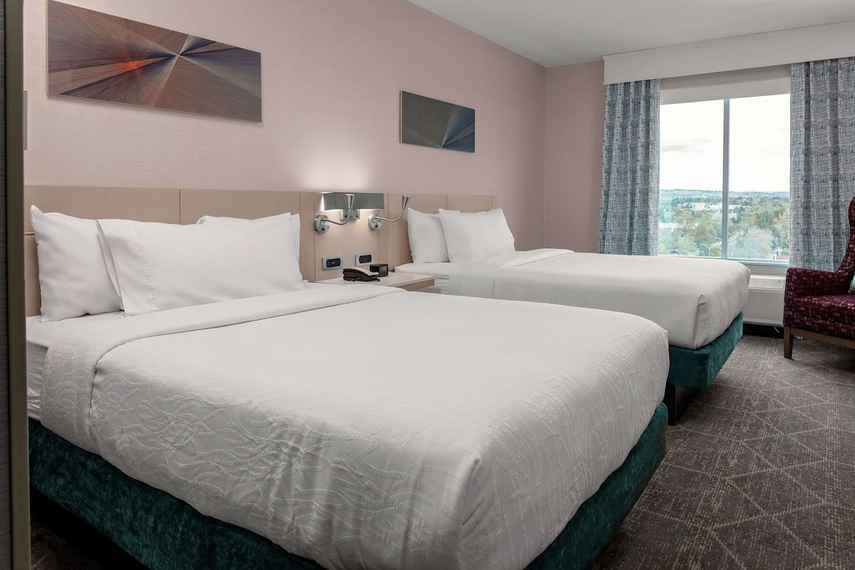 Peralatan tempat tidur premium, meja, ruang kerja komputer riba