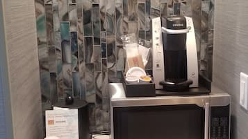 Habitación, 1 cama de matrimonio grande (Roll-In Shower, Mobility & Hearing) | Café o cafetera
