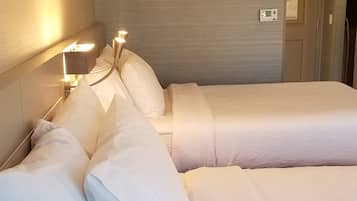 Quarto, 2 camas Queen, acessível, vista para a montanha (Hearing) | Roupas de cama premium, escrivaninha, espaço de trabalho para notebook
