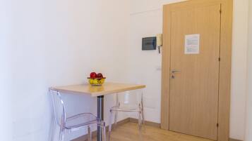 Studio, 1 Schlafzimmer, Terrasse, Meerblick | Essbereich im Zimmer