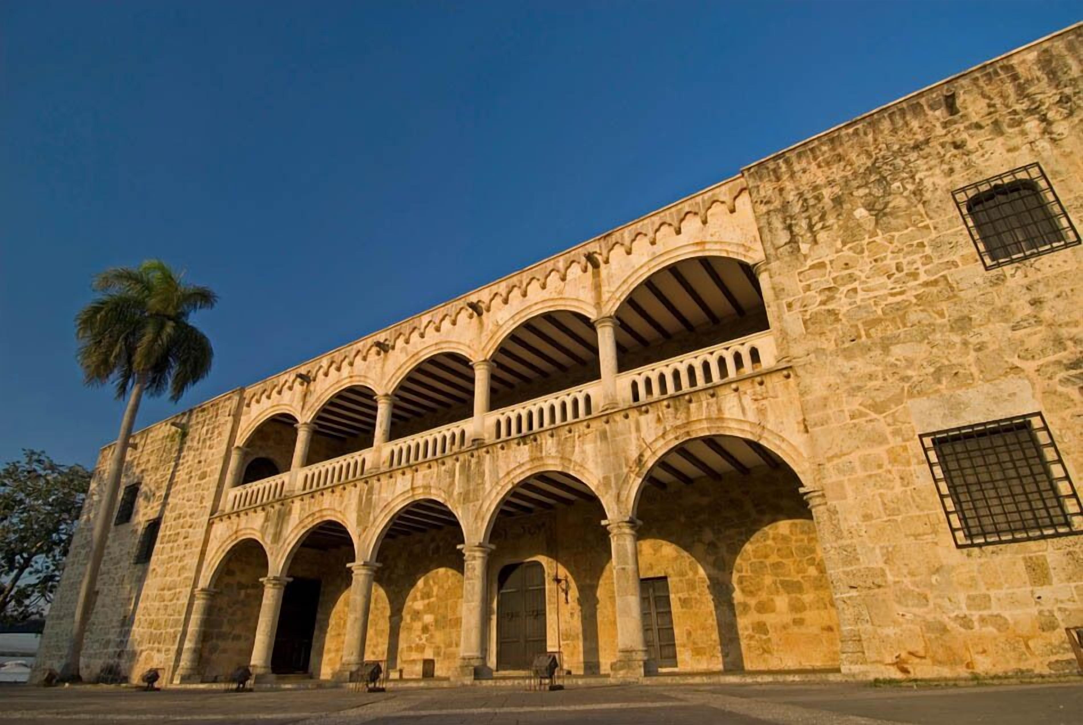 Un edificio storico con più archi e un balcone.
