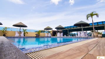 Hồ bơi ngoài trời