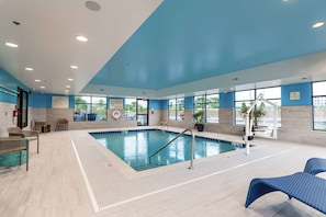 Piscine couverte, accès possible de 06 h 00 à 22 h 00, chaises longues