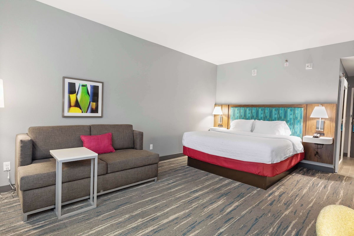 Hypo-allergenic bedding, in-room safe, desk, laptop workspace