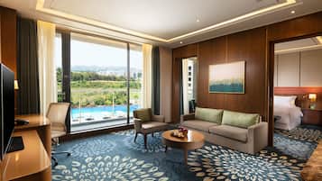 KING ONE BEDROOM SUITE WITH BALCONY | 高級寢具、迷你吧、房內夾萬、書桌