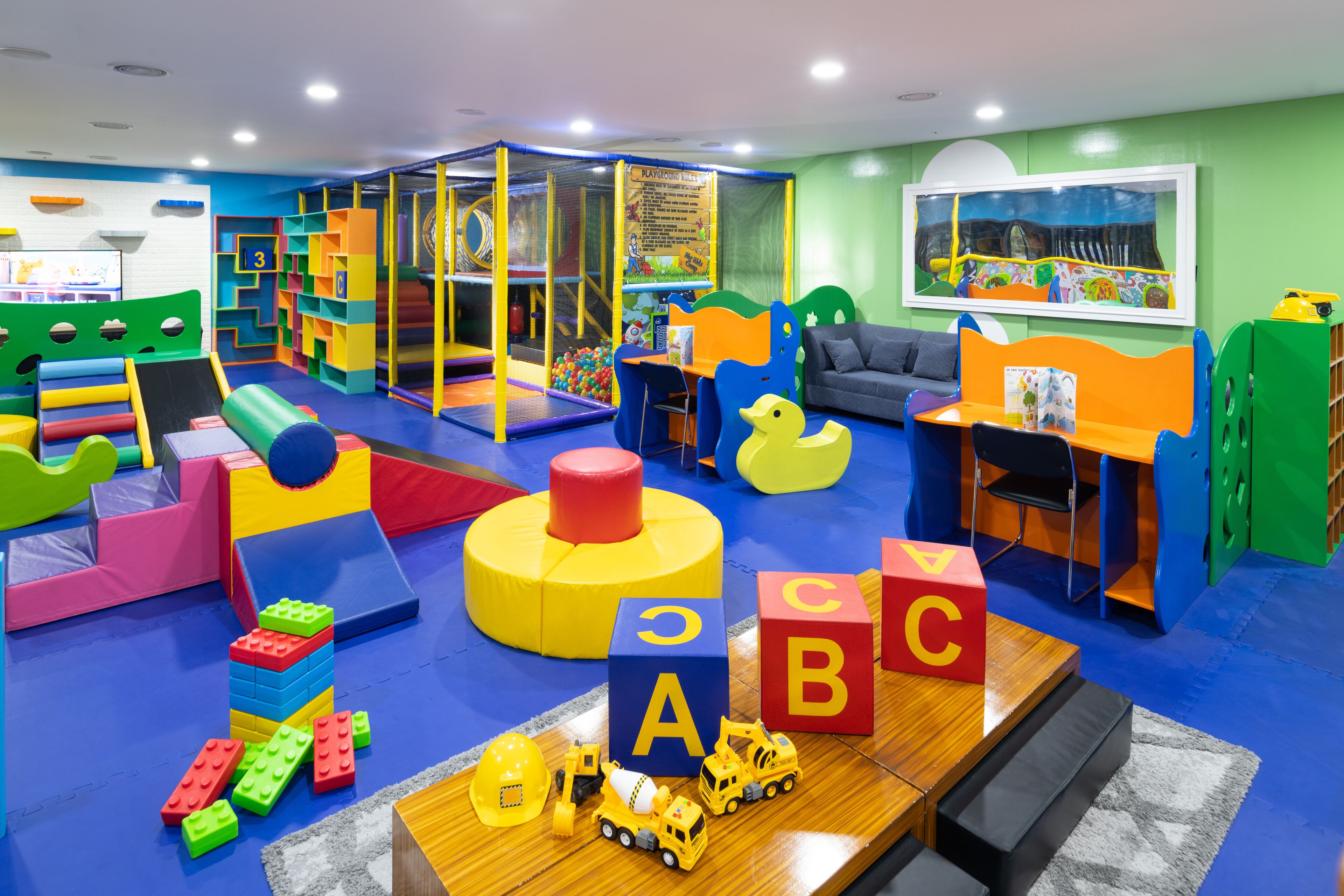 子供用の遊  び場 - 屋内