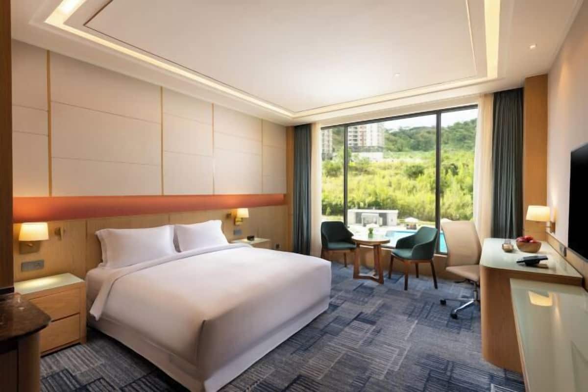 Premium bedding, minibar, in-room safe, desk