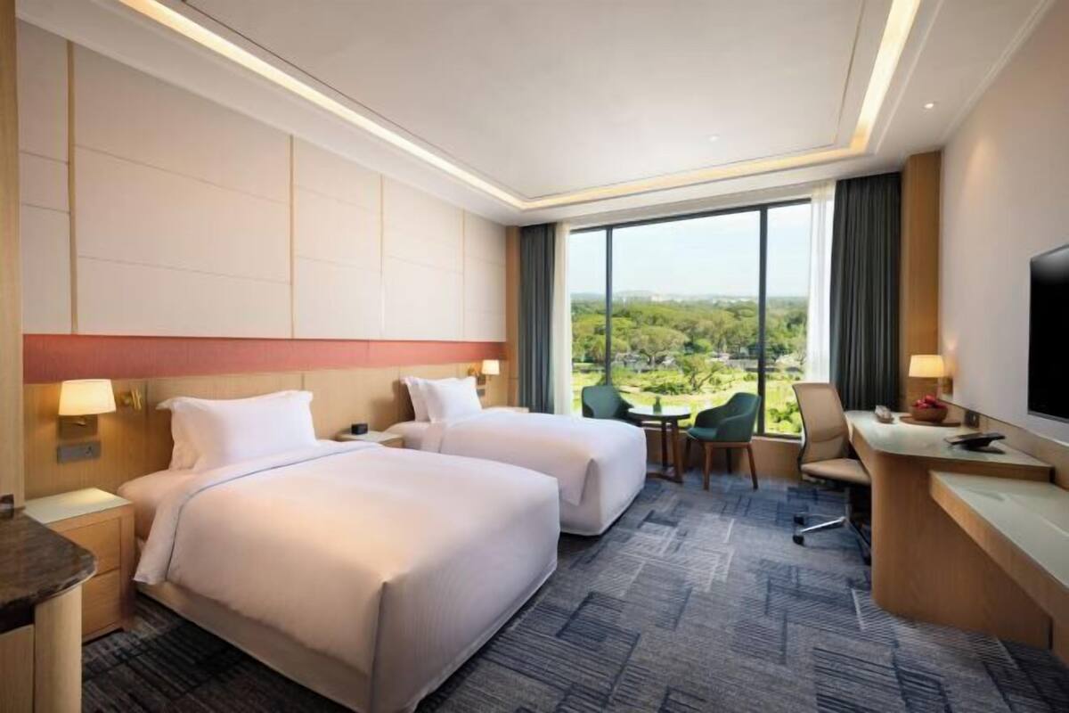 Premium bedding, minibar, in-room safe, desk