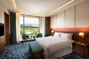 KING ONE BEDROOM SUITE WITH BALCONY | Premium bedding, minibar, in-room safe, desk - Hilton Clark Sun Valley Resort (Mabalacat City)