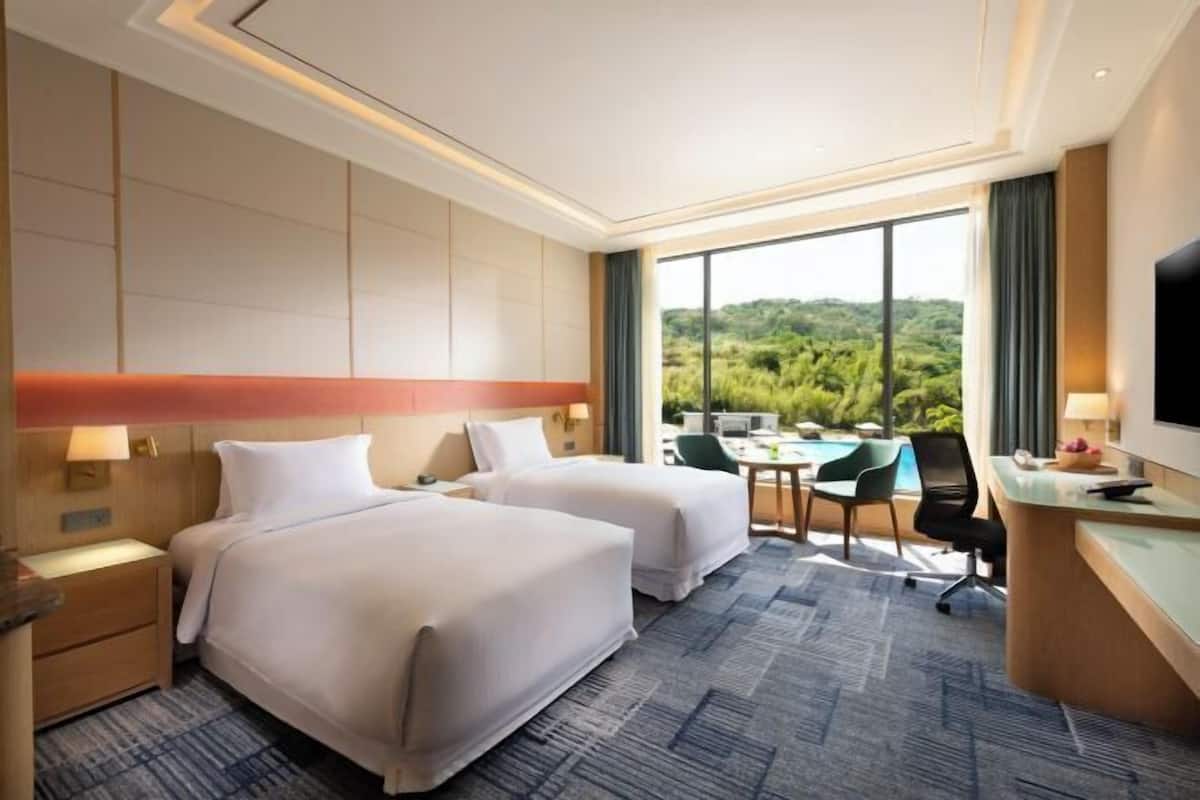 Premium bedding, minibar, in-room safe, desk