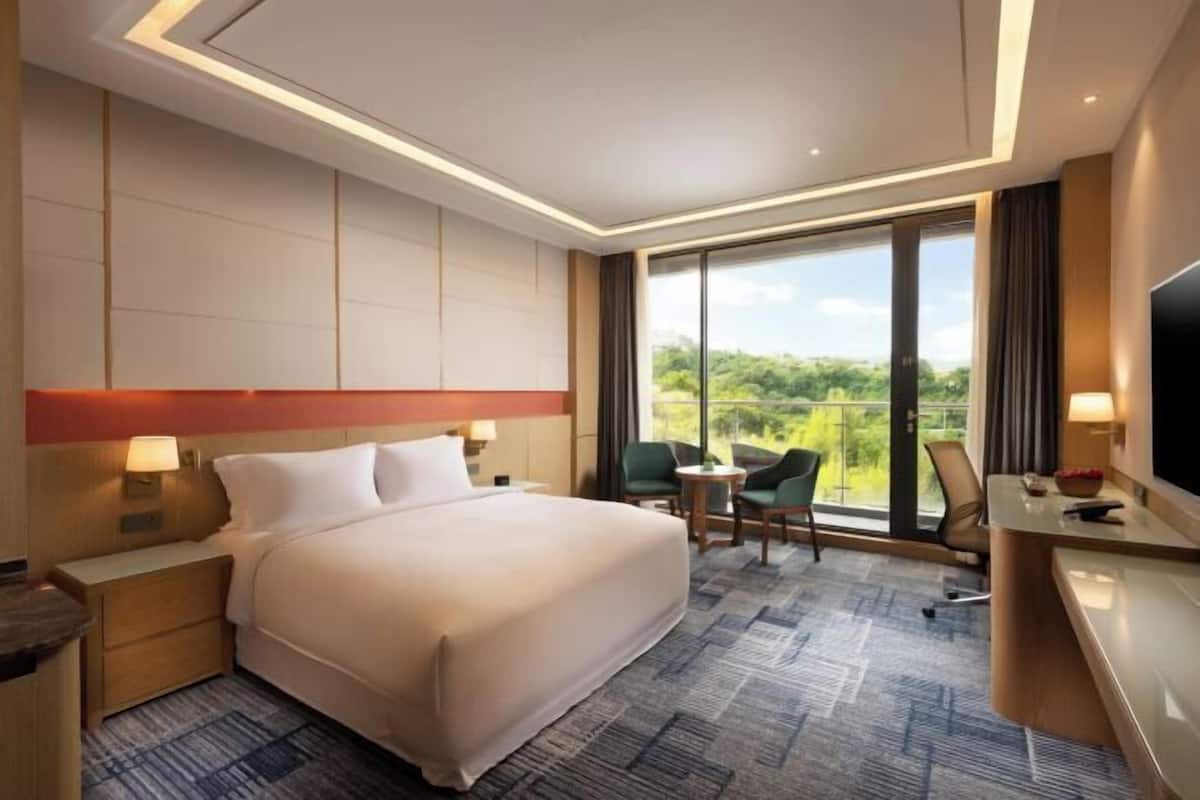 Premium bedding, minibar, in-room safe, desk