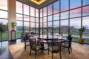 2 restaurants, breakfast, lunch, dinner served; international cuisine - Hilton Clark Sun Valley Resort (Mabalacat City)