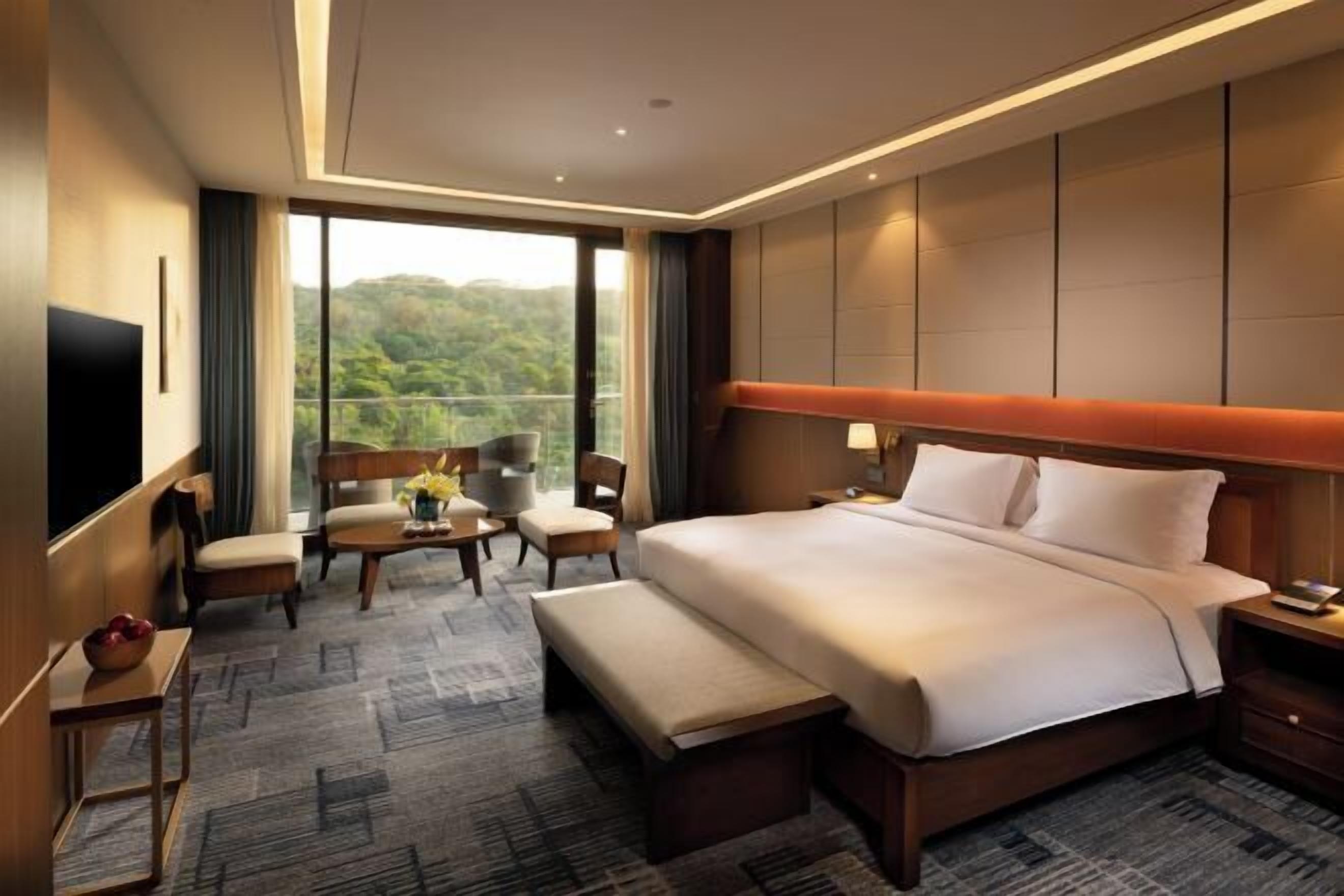 أغطية فراش متميزة وميني بار وخزنة داخل الغرفة ومكتب